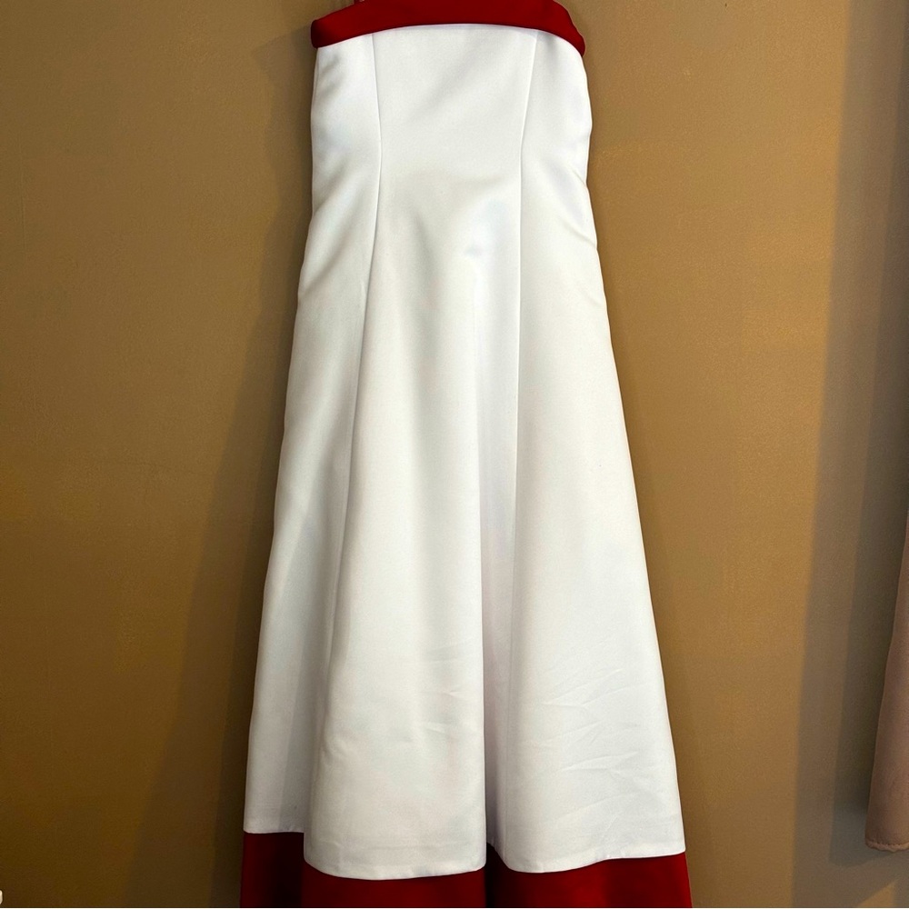 Wonderful condition. Bought and worn as a flower girl dress 🌹
